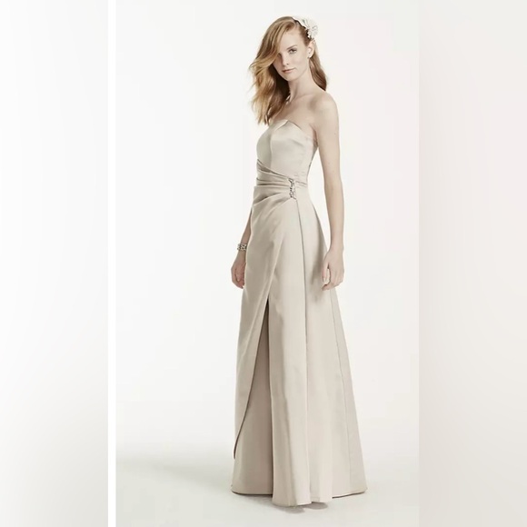 David’s Bridal Satin Gown with Side Drape & Brooch
STYLE# 8567 - Picture 4 of 6